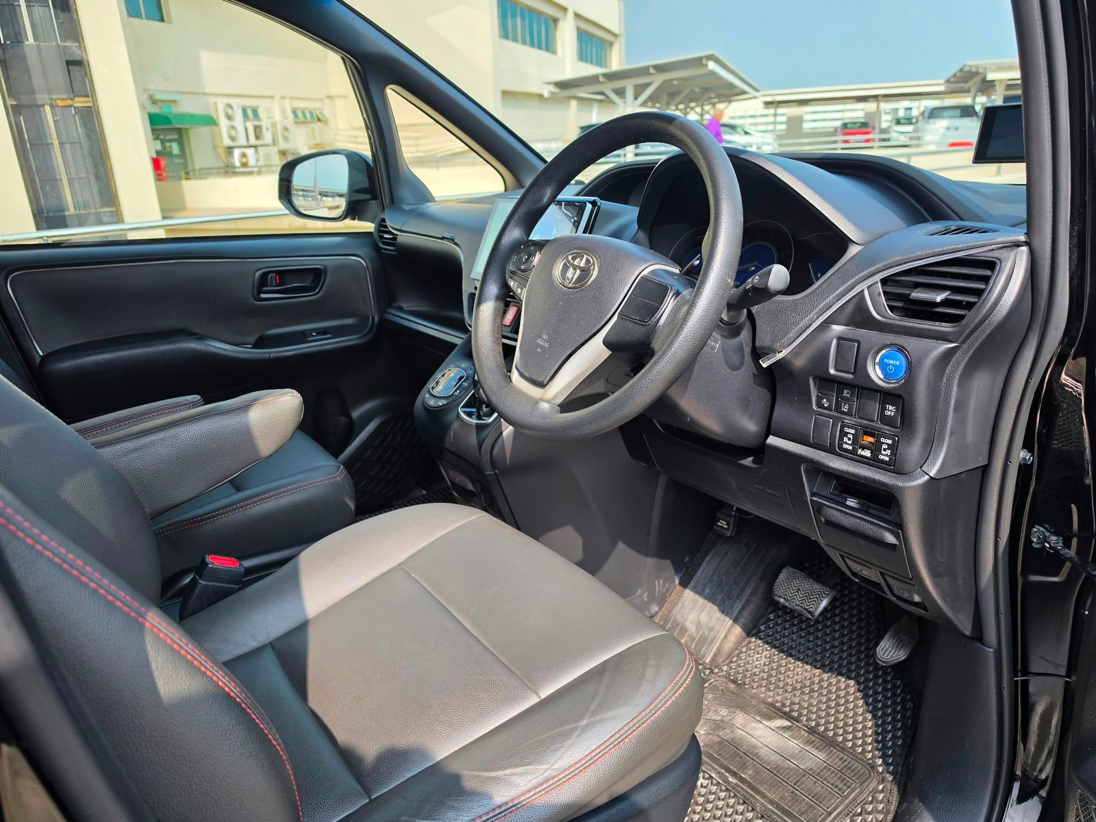 Toyota Noah Hybrid 1.8X 7 Seater photo 7